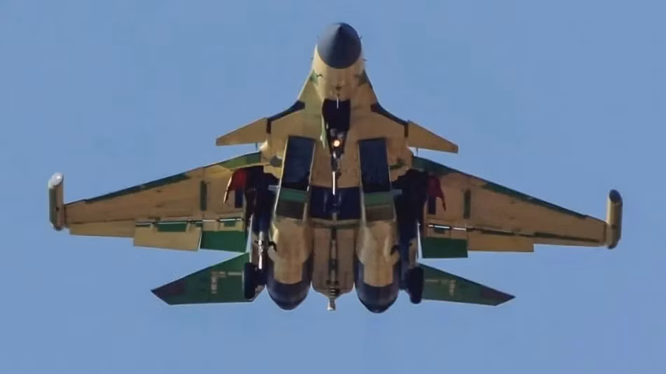 Theo nhiều thông tin trên truyền thông Trung Quốc, hiện tại nước này đang có tổng cộng 25 chiến đấu cơ J-15. Mỗi chiếc tiêm kích hạm này có giá vào khoảng 60 triệu USD. Nguồn ảnh: Sina.