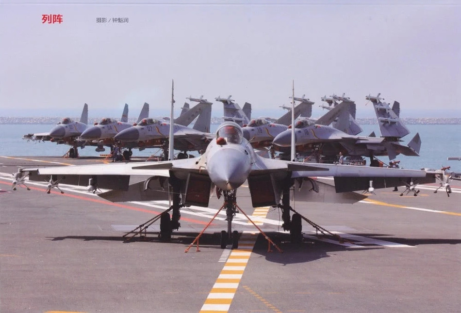 Tính tới thời điểm hiện tại, Hải quân Trung Quốc là một trong số ít những quốc gia có thể sản xuất được tiêm kích hạm. Đây cũng là lực lượng hải quân ít ỏi trên thế giới sở hữu cùng lúc hai tàu sân bay. Nguồn ảnh: Sina.