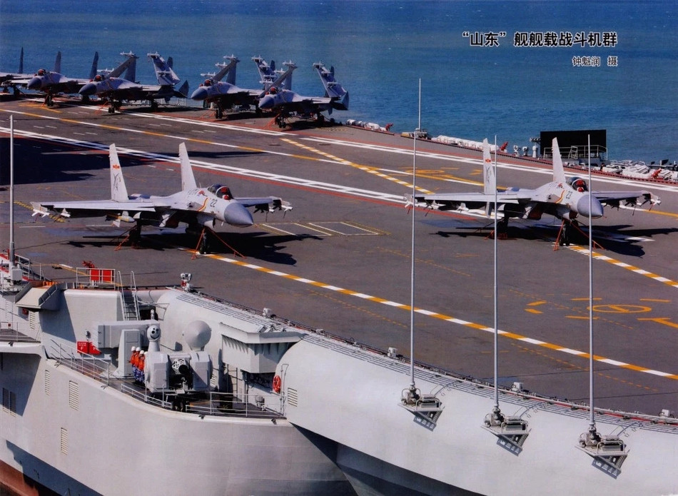 Ngoài ra, tiêm kích hạm J-15B còn được trang bị móc hãm đà - công cụ cực kỳ quan trọng giúp chúng có thể hạ cánh trên đường băng ngắn chỉ vài trăm mét trên tàu sân bay. Nguồn ảnh: Sina.