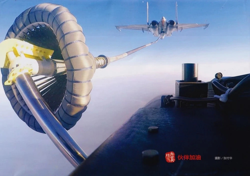 Tuy nhiên J-15 lại có khả năng tiếp liệu và nhận nhiên liệu trên không - giúp chúng có khả năng "bơm đầy bình" kể cả sau khi đã cất cánh từ tàu sân bay. Nguồn ảnh: Sina.