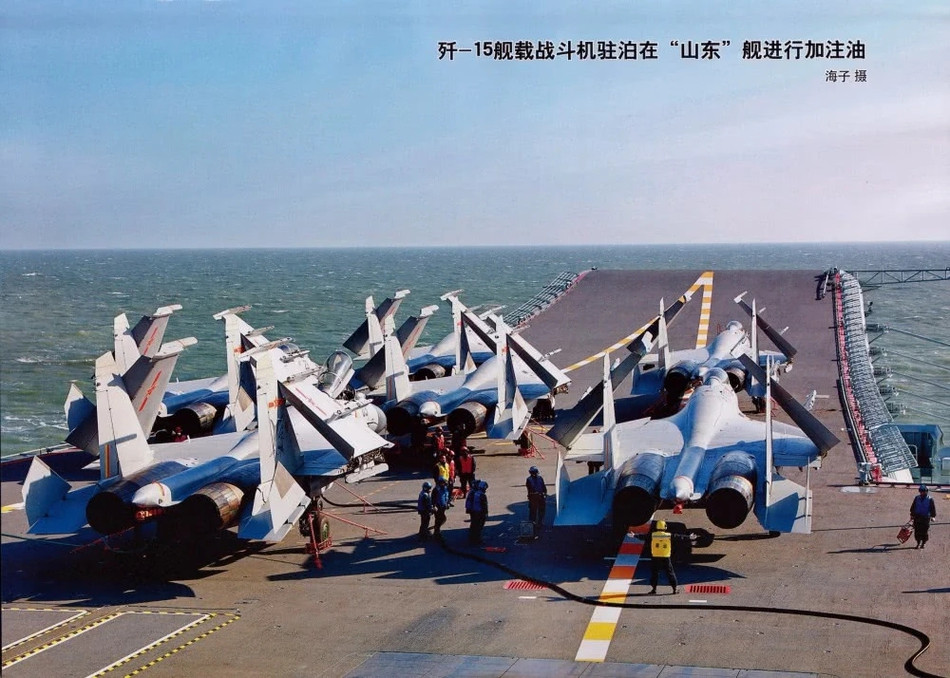 Để có thể phù hợp với môi trường hoạt động trên tàu sân bay vốn chật chội, tiêm kích J-15 của Trung Quốc được thiết kế với khả năng gập gọn cánh như các loại tiêm kích hạm nổi tiếng khác trên thế giới. Nguồn ảnh: Sina.