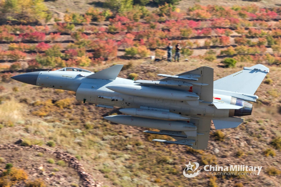 Với phiên bản tên lửa PL-15, đây là loại tên lửa được truyền thông Trung Quốc "tung hô" là đối trọng của tên lửa AIM-120 trong biên chế của Không quân Mỹ hiện tại. Thậm chí, PL-15 còn vượt trội hơn cả phiên bản tên lửa tầm xa được trang bị trên các máy bay Mỹ. Nguồn ảnh: QQ.