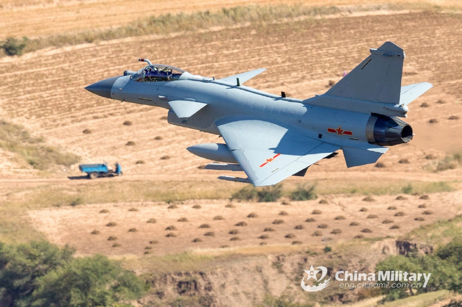 Cụ thể, loại tên lửa PL-15 có khả năng tấn công mục tiêu từ khoảng cách 110 km và tốc độ tối đa có thể lên tới Mach 4 - nghĩa là tương đương với AIM-120D của Mỹ, vượt xa phiên bản AIM-120 thông thường. Nguồn ảnh: QQ.