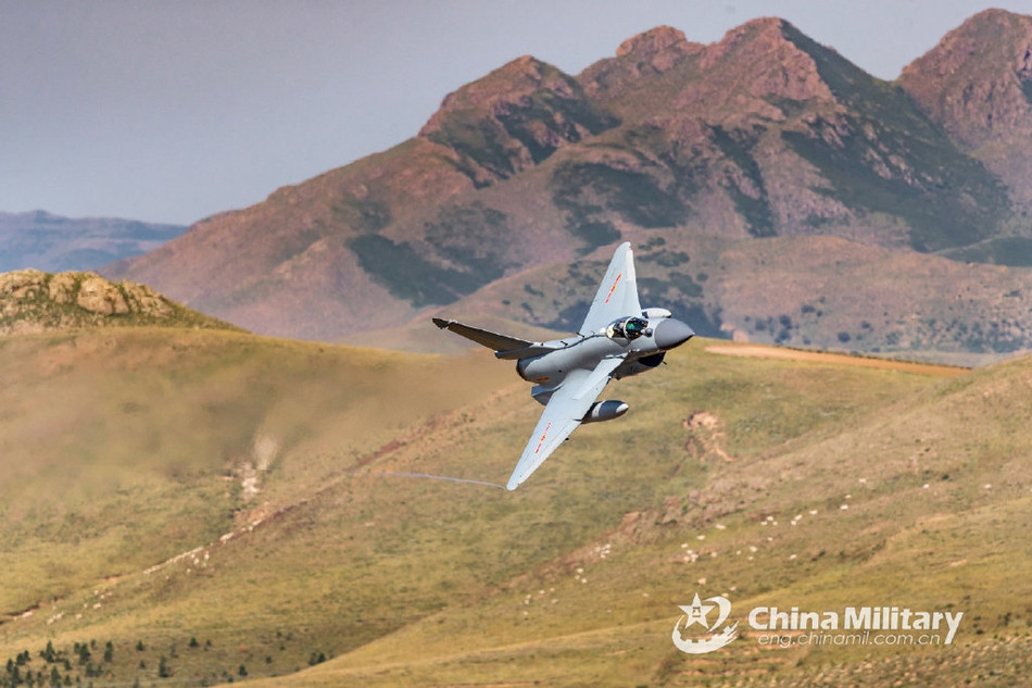 Về cơ bản, điểm khác biệt lớn nhất của J-10C so với J-10B đó là nó được trang bị hệ thống radar quét mảng chủ động cùng với radar kiểm soát hoả lực. Nguồn ảnh: QQ.