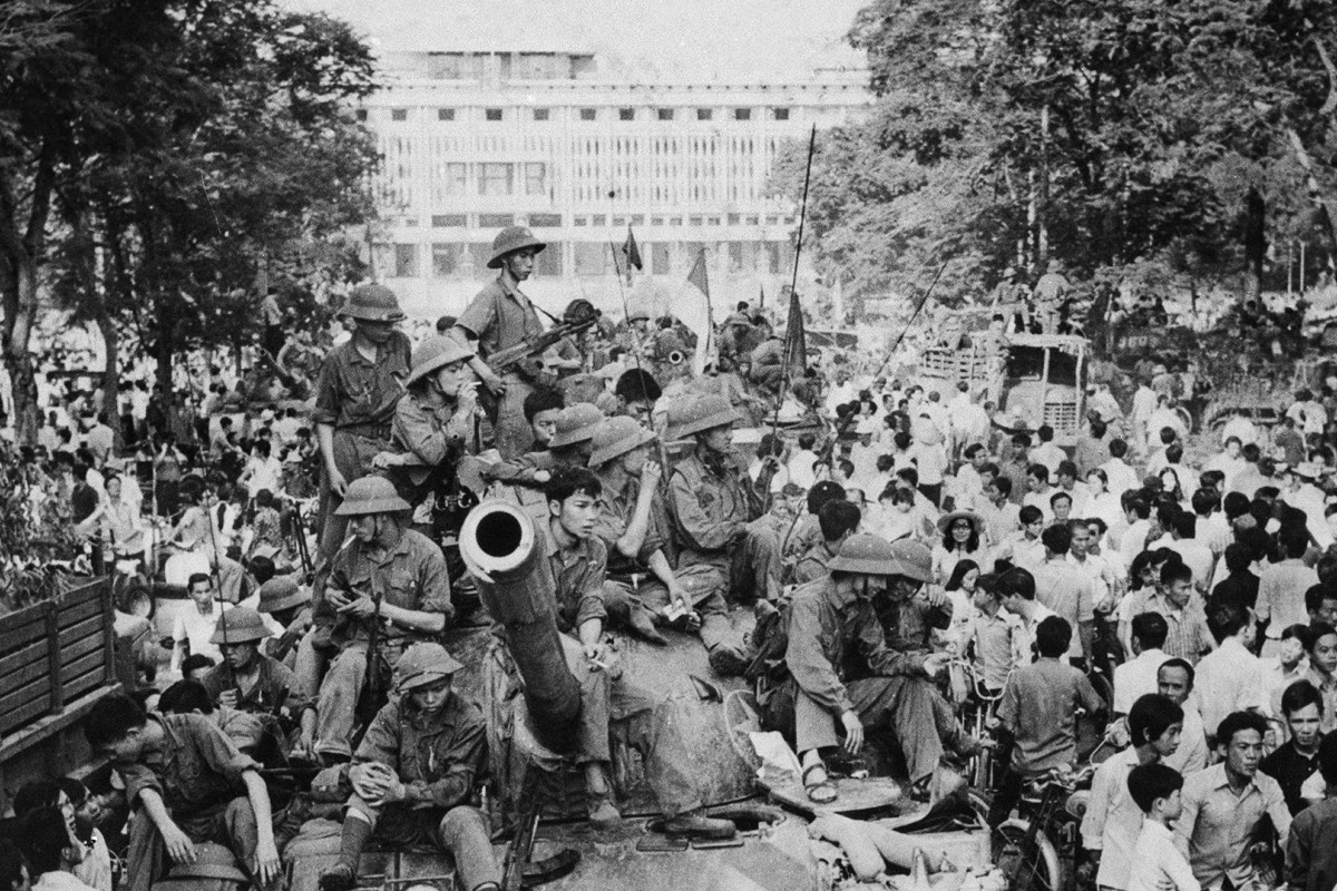 Người dân Sài Gòn tò mò vây kín xung quanh một xe tăng của quân giải phóng trước cửa Dinh Độc Lập. Nguồn ảnh: TTXVN.