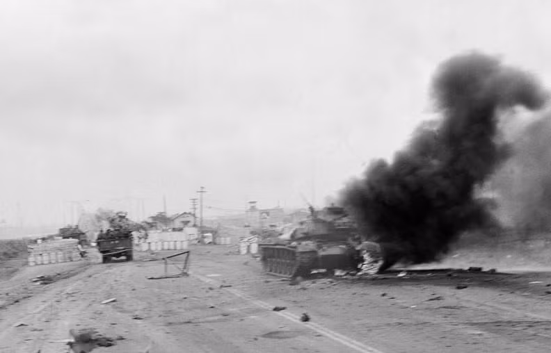 Thiết giáp của quân đội Sài Gòn bị quân giải phóng phá huỷ trên đường tiến vào giải phóng Sài Gòn - Gia Định. Nguồn ảnh: TTXVN.