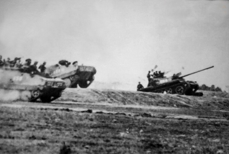 Đích đến cũng những đơn vị thiết giáp đầy sức mạnh này chính là Sài Gòn - Gia Định - nơi đặt cơ quan đầu não của chế độ cũ. Nguồn ảnh: TTXVN.