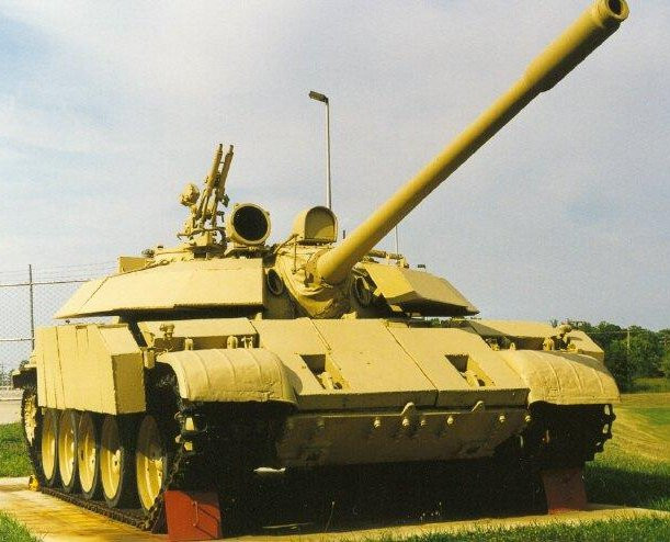 Trong quá khứ, Iraq cũng từng khiến thế giới kinh ngạc khi tung xe tăng T-55 phiên bản cải tiến mang tên T-55 Enigma ra chiến trường. Những xe tăng T-55 cải tiến này từng tham gia thực chiến trong Chiến tranh Vùng Vịnh. Nguồn ảnh: Pinterest.