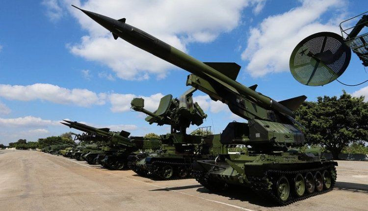 Với xe tăng T-55, Cuba thậm chí còn "nâng tầm" loại vũ khí này lên cao hơn nữa khi biến nó thành khung gầm tự hành cho tên lửa phòng không SAM-2. Nguồn ảnh: Pinterest.