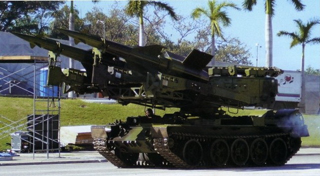 Cuba cũng tiến hành một chương trình tương tự với hệ thống phòng không SA-3. Do đạn tên lửa V-600 có kích thước gọn hơn V-750 nên một khung xe cơ sở có thể mang 2 đạn thay vì chỉ 1 đạn như SAM-2. Nguồn ảnh: Pinterest.