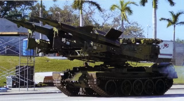 Cuba cũng tiến hành một chương trình tương tự với hệ thống phòng không SA-3. Do đạn tên lửa V-600 có kích thước gọn hơn V-750 nên một khung xe cơ sở có thể mang 2 đạn thay vì chỉ 1 đạn như SAM-2. Nguồn ảnh: Pinterest.