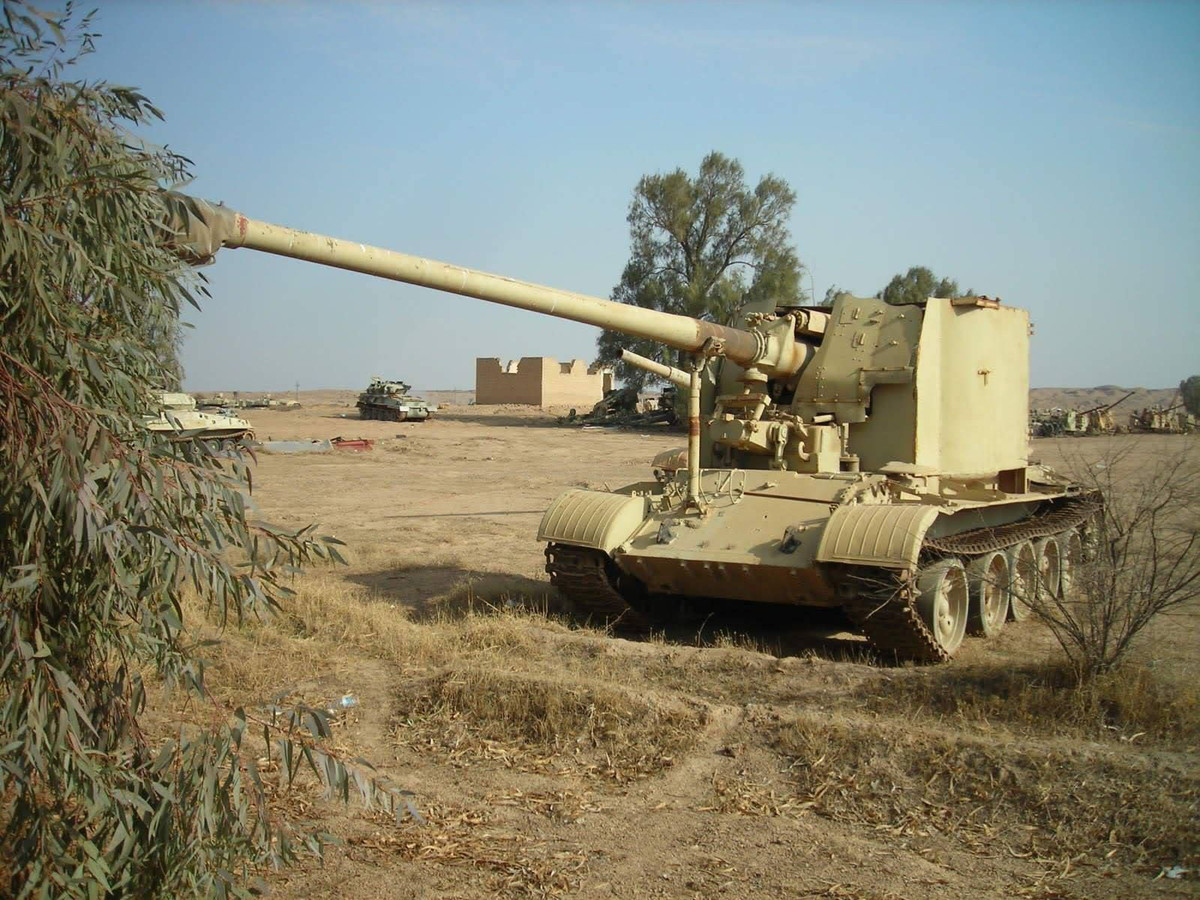 Trong quá khứ, Iraq cũng không ít lần khiến thế giới ngạc nhiên với những lần cải tiến phương tiện đáng ngạc nhiên của mình. Ví dụ như phiên bản pháo tự hành T-55-130. Nguồn ảnh: Pinterest.