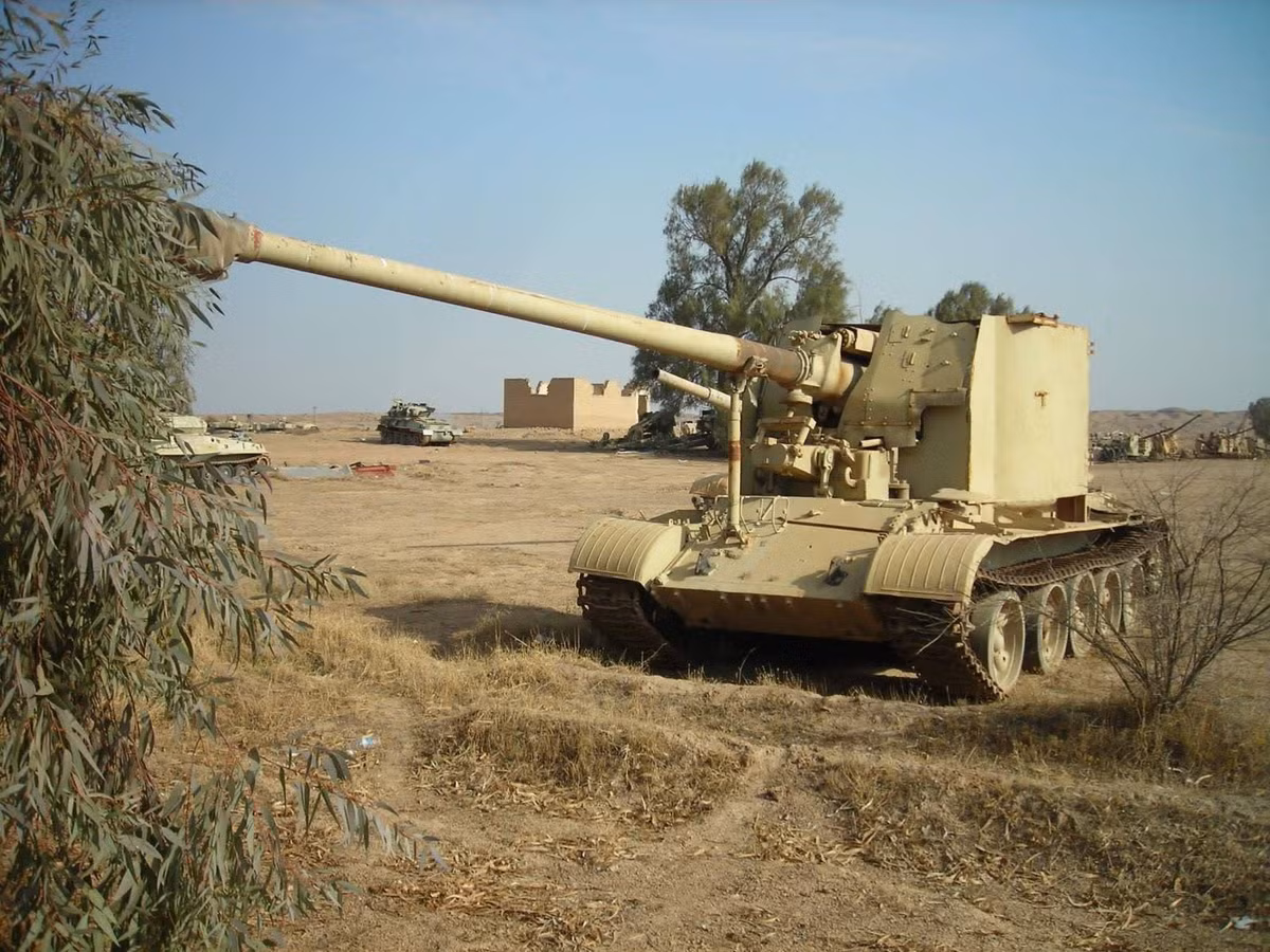Trong quá khứ, Iraq cũng không ít lần khiến thế giới ngạc nhiên với những lần cải tiến phương tiện đáng ngạc nhiên của mình. Ví dụ như phiên bản pháo tự hành T-55-130. Nguồn ảnh: Pinterest.