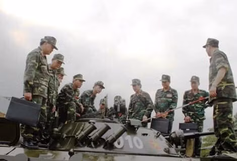 Được chế tạo trong những năm 70 của thế kỷ trước và bắt đầu phục vụ trong biên chế Quân đội Liên Xô từ năm 1980, BMP-2 tới giờ vẫn là loại xe chiến đấu bộ binh được quân đội nhiều nước sử dụng. Nguồn ảnh: TL.