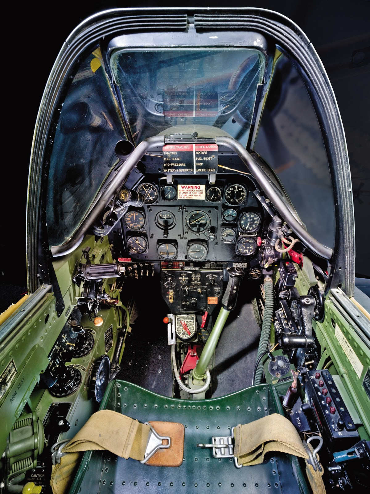 Kiểu thiết kế này về cơ bản là tương đồng trên mọi loại máy bay một động cơ hoạt một chỗ ngồi suốt từ khi con người biết bay cho tới ngày nay. Nguồn ảnh: Pinterest.