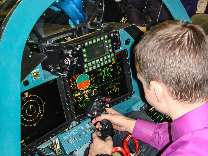 Đáng tiếc là ngoài Mỹ và Pháp, các loại máy bay thế hệ năm khác của Nga vẫn đặt cần lái ở chính giữa buồng lái. Ảnh: Cần lái của buồng lái mô phỏng Su-57 của Nga, có thể thấy cần lái đã che khuất một phần màn hình hiển thị thông số bay cũng như các nút bấm phía dưới màn hình này. Nguồn ảnh: Pinterest.