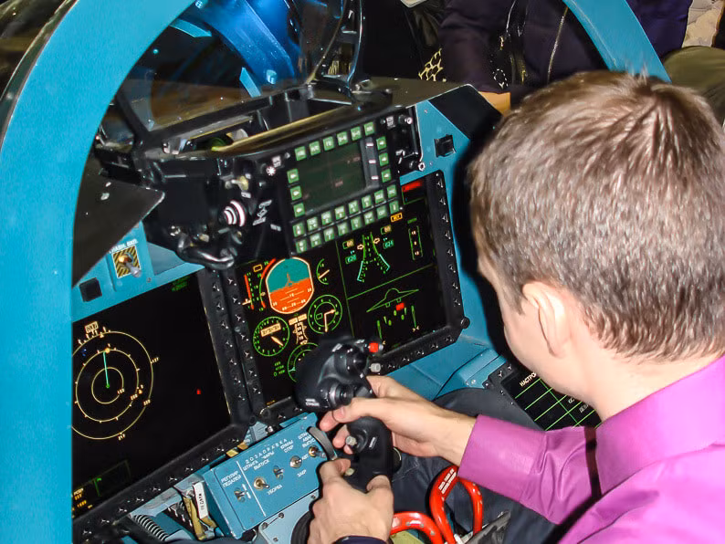 Đáng tiếc là ngoài Mỹ và Pháp, các loại máy bay thế hệ năm khác của Nga vẫn đặt cần lái ở chính giữa buồng lái. Ảnh: Cần lái của buồng lái mô phỏng Su-57 của Nga, có thể thấy cần lái đã che khuất một phần màn hình hiển thị thông số bay cũng như các nút bấm phía dưới màn hình này. Nguồn ảnh: Pinterest.