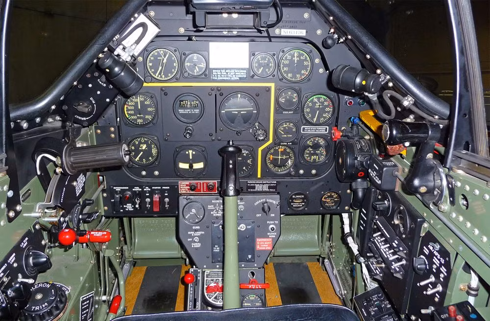 Máy bay chiến đấu P-51 huyền thoại của không quân Mỹ trong Chiến tranh Thế giới thứ hai có thiết kế với cần lái đặt chính giữa khoang lái. Nguồn ảnh: Pinterest.