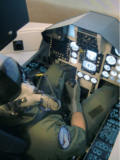 Việc để cần lái ở giữa sẽ đảm bảo khả năng lắp ráp máy bay ở mức độ đơn giản nhất - khi mà dây điều khiển từ cần lái đi tới cánh lái bên trái, phải máy bay có chiều dài bằng nhau. Nguồn ảnh: Pinterest.