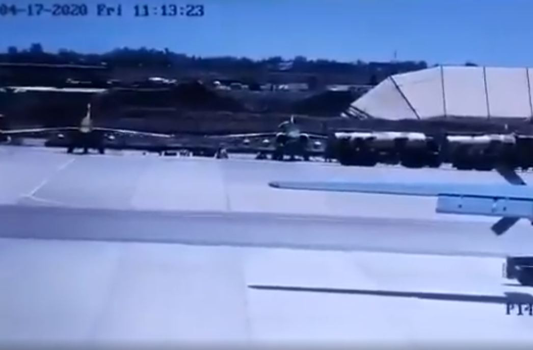 Sự việc xảy ra vào hôm thứ sáu vừa rồi. Khi này, chiếc Su-25 của Không quân Cộng hoà Chad đang đậu trên đường băng và có vẻ như không có người điều khiển. Nguồn ảnh: Aviation.