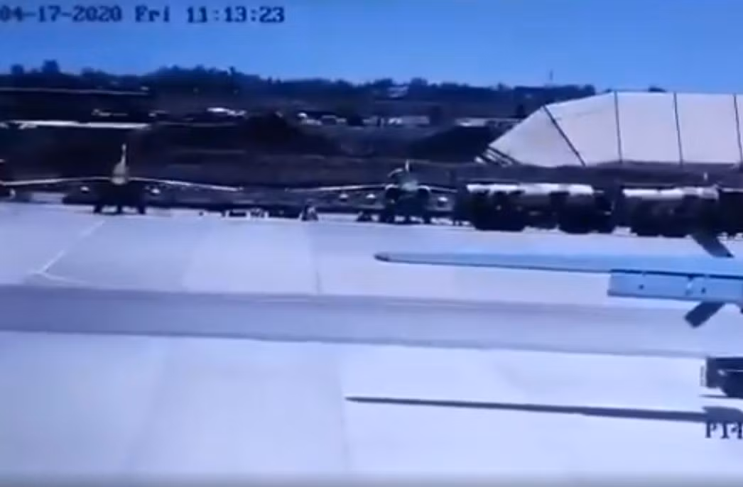 Sự việc xảy ra vào hôm thứ sáu vừa rồi. Khi này, chiếc Su-25 của Không quân Cộng hoà Chad đang đậu trên đường băng và có vẻ như không có người điều khiển. Nguồn ảnh: Aviation.