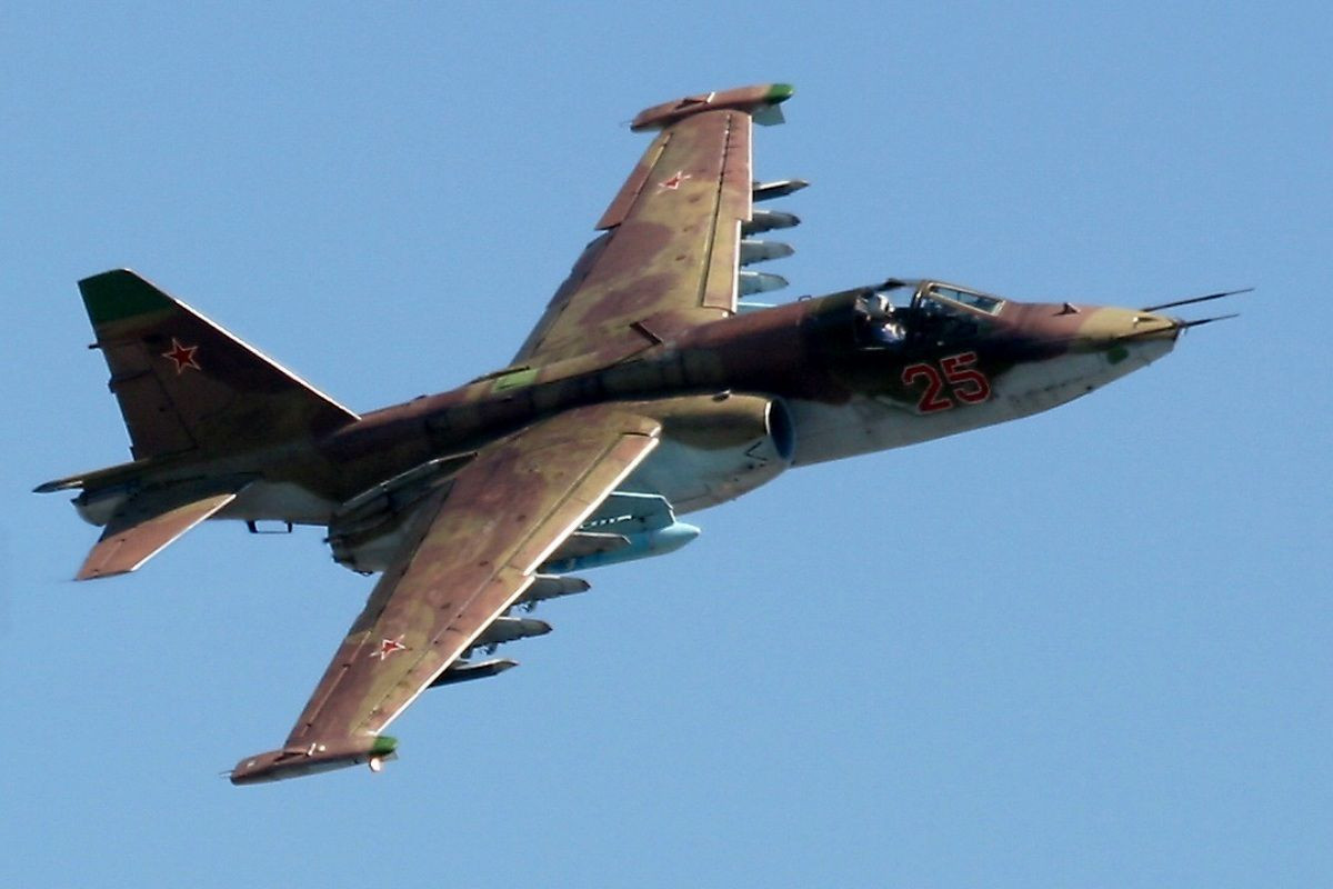 Su-25 có khả năng mang vác vũ khí "cực đỉnh" với việc mang theo được tới 9,7 tấn vũ khí các loại trong đó bao gồm tên lửa, bom, pháo phản lực các loại. Nguồn ảnh: Pinterest.