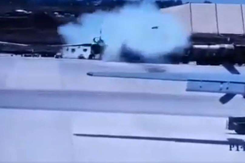 Quả đạn đã bay với quỹ đạo rất khó lường khi thay vì đâm thẳng theo hướng 12 giờ nó lại bẻ ngoặt qua bên phải máy bay và đâm thẳng vào cư gia của Phó tư lệnh Không quân làm 4 người thiệt mạng tại chỗ. Nguồn ảnh: Aviation.