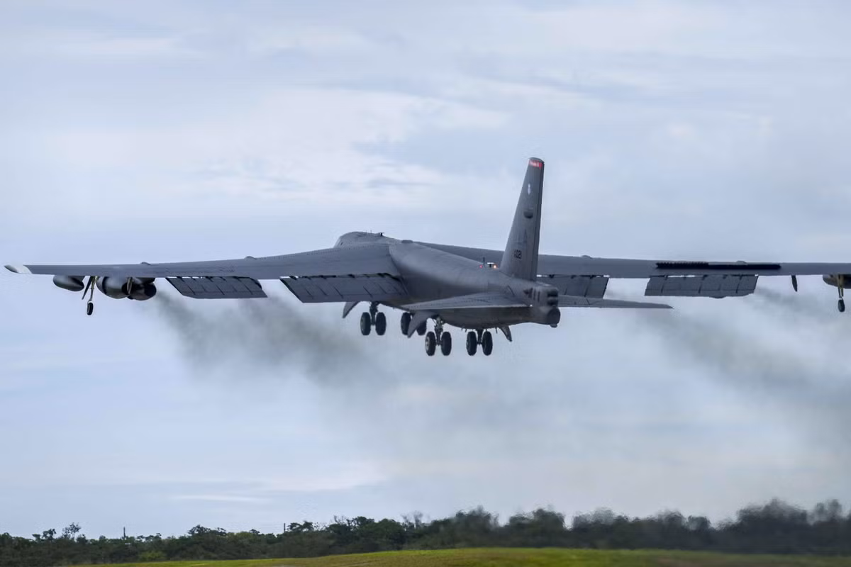 Đến nay, ước tính trong biên chế của Không quân Mỹ chỉ còn sử dụng khoảng 76 chiếc máy bay ném bom B-52, tất cả đều là phiên bản B-52H. Số còn lại đều được Mỹ cất giữ ở kho dự phòng. Nguồn ảnh: Pinterest.