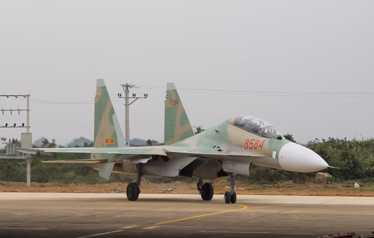 Còn với tiêm kích Su-30MK2 của Việt Nam, loại chiến đấu cơ này có tổng cộng 12 giá treo vũ khí dưới cánh và bụng, mang theo được tối đa 8 tấn vũ khí các loại và cũng được trang bị một khẩu pháo tự động 30mm kèm 150 viên đạn. Nguồn ảnh: Pinterest.