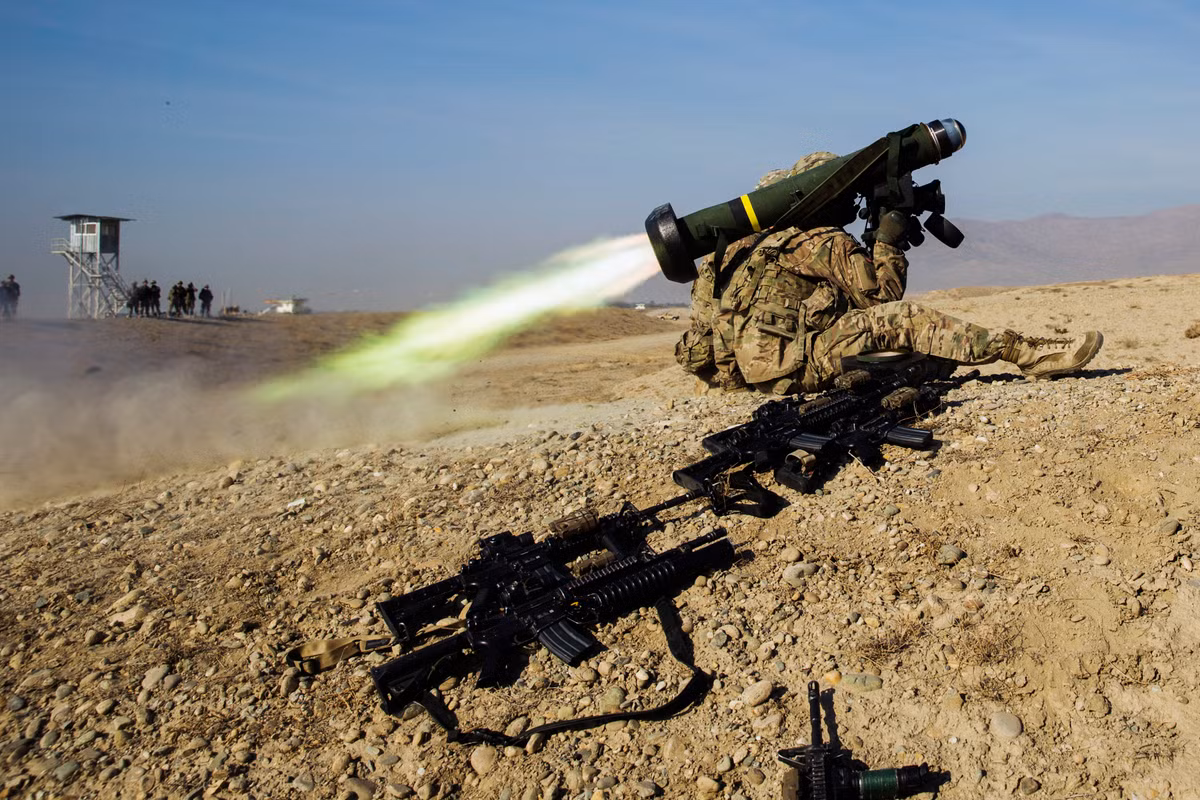 Trong điều kiện hành quân dã ngoại không có phương tiện cơ giới, việc bắt người lính mang vác theo toàn bộ cơ cấu phóng cũng như đạn dự phòng cho Javelin có thể khiến họ kiệt sức trước khi tới được địa bàn tác chiến. Nguồn ảnh: Pinterest.