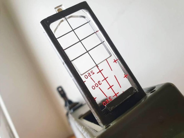 Kính ngắm của M-72 LAW cho phép xạ thủ ngắm bắn những mục tiêu ở khoảng cách xa tới 350 mét. Tuy nhiên khi sử dụng khẩu súng phóng lựu này, binh lính được khuyến cáo khai hoả ở cự ly "càng gần càng tốt" vì họ khó có cơ hội khai hoả phát thứ hai sau khi phát thứ nhất bắn trượt. Nguồn ảnh: Guns.