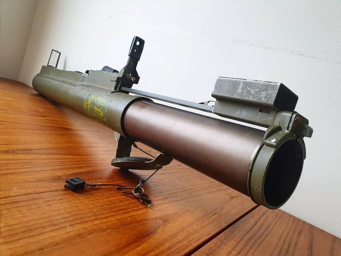 Khi "rút lõi" M-72 LAW dài ra, súng chuyển sang chế độ sẵn sàng khai hoả với chiều dài 881 mm và khác biệt hoàn toàn trạng thái "an toàn". Nguồn ảnh: Guns.