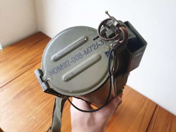 Chốt an toàn của khẩu M-72 LAW cũng có thiết kế cực kỳ đơn giản, cấu tạo tương tự như chốt an toàn của lựu đạn. Nguồn ảnh: Guns.