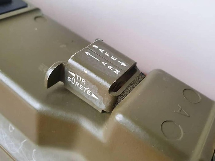 Mặc dù cực kỳ dễ sử dụng, khẩu súng này cũng có in đầy đủ thông tin và cách bắn lên thành súng. Về cơ bản, M-72 LAW không cần hướng dẫn sử dụng và cũng không cần huấn luyện, người lính chỉ cần đọc kỹ những ký hiệu trên súng là có thể khai hoả được ngay. Nguồn ảnh: Guns.