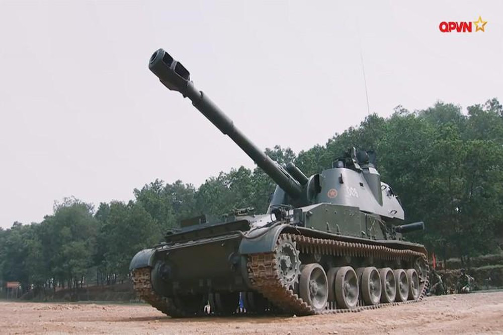 Được ra đời để trở thành đối trọng với pháo tự hành M109 155mm do Mỹ chế tạo, về cơ bản có thể nhận thấy nhiều điểm khá tương đồng trong cách bố trí tháp pháo hoặc thậm chí là vị trí ngồi của kíp chiến đấu bên trong xe. Nguồn ảnh: QPVN.
