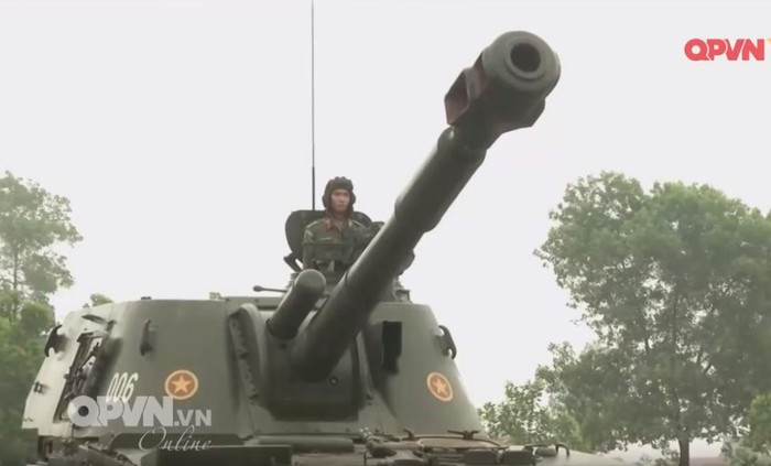 Đây hiện cũng được coi là loại vũ khí hiện đại nhất, uy lực cao nhất trong biên chế của lực lượng pháo binh Việt Nam với cỡ nòng 152,4mm và khả năng cơ động cao. Nguồn ảnh: QPVN.