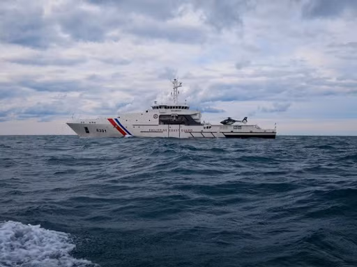 Tàu có khả năng mang theo tối đa 500 lính, thuỷ thủ đoàn biên chế đầy đủ 44 người và thời gian hoạt động liên tục trên biển dài từ 30 tới 45 ngày tuỳ điều kiện. Ngoài ra, tàu tuần tra biển BRP Gabriela Silang còn mang theo được một trực thăng và có nhà chứa trực thăng ngay trên tàu. Nguồn ảnh: BMDP.