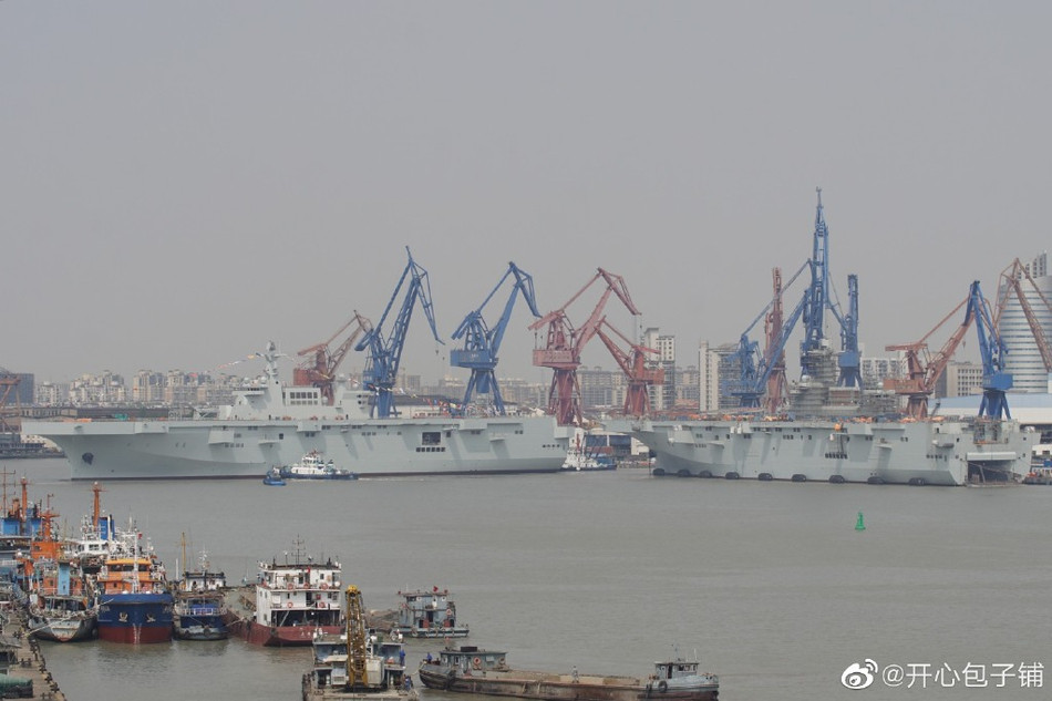 Trong khi đó chiếc Type 075 đầu tiên của Trung Quốc - cũng là chiếc vừa bị cháy cách đây ít ngày dự kiến sẽ được nhập biên Hạm đội Nam Hải - hoạt động trên khu vực biển Đông. Nguồn ảnh: QQ.