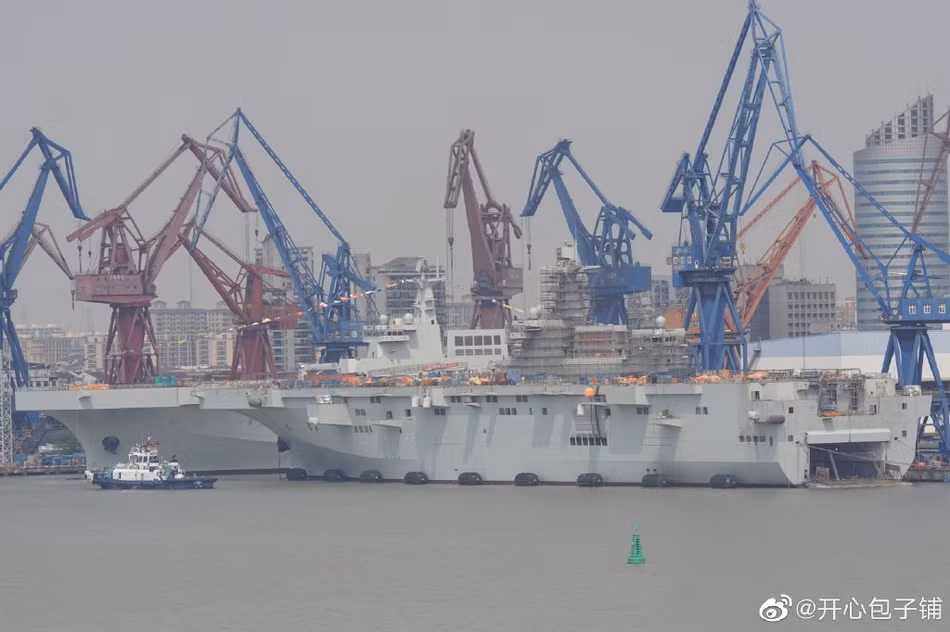 Theo dự đoán của các hãng truyền thông Trung Quốc, nhiều khả năng quá trình hoàn thiện chiếc Type 075 thứ hai sẽ diễn ra nhanh hơn nhiều so với chiếc đầu tiên do quy trình hoàn thiện đã được tối ưu. Nguồn ảnh: QQ.