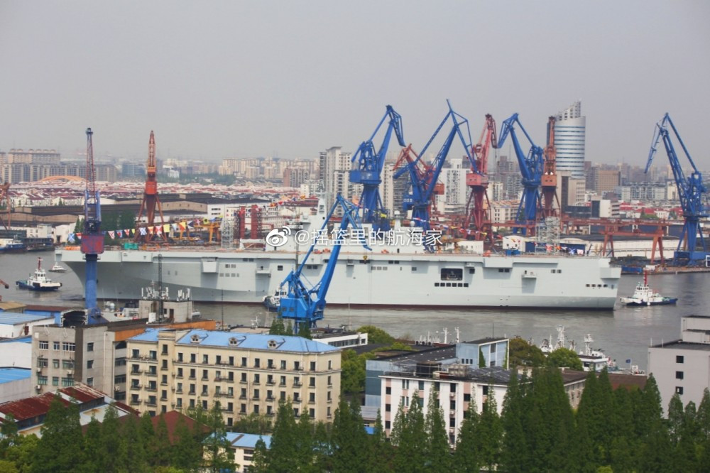 Hiện tại ở nhà máy đóng tàu Hỗ Đông Trung Hoa, chiếc Type 075 thứ ba cũng đang được gấp rút hoàn thành và dự kiến cũng sẽ được sớm đưa vào trang bị trong tương lai. Nguồn ảnh: QQ.