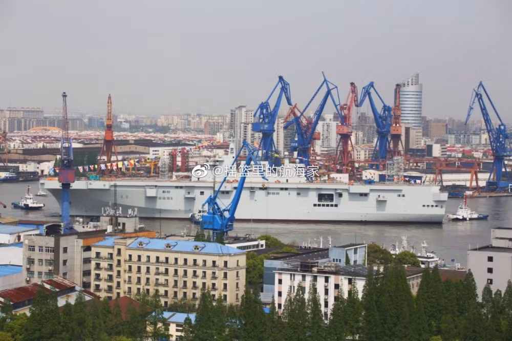 Hiện tại ở nhà máy đóng tàu Hỗ Đông Trung Hoa, chiếc Type 075 thứ ba cũng đang được gấp rút hoàn thành và dự kiến cũng sẽ được sớm đưa vào trang bị trong tương lai. Nguồn ảnh: QQ.