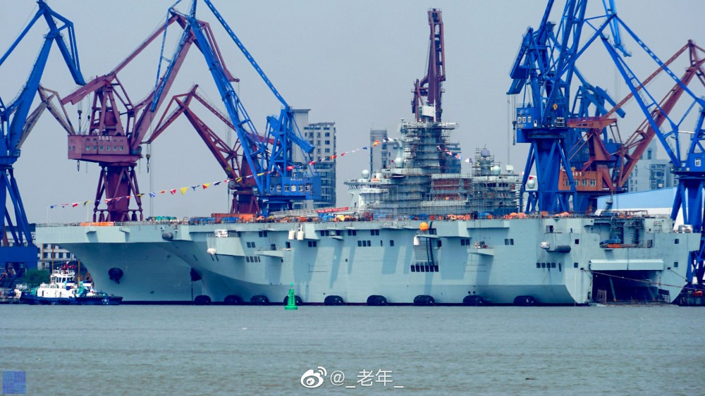 Thông thường, các tàu chiến cỡ lớn của Trung Quốc sẽ chỉ được đặt tên, đánh số ít ngày trước khi gia nhập lực lượng. Tiêu biểu như tàu sân bay Sơn Đông của nước này chỉ được đặt tên và sơn số hiệu trước khi nhập biên khoảng 1 tuần. Nguồn ảnh: QQ.