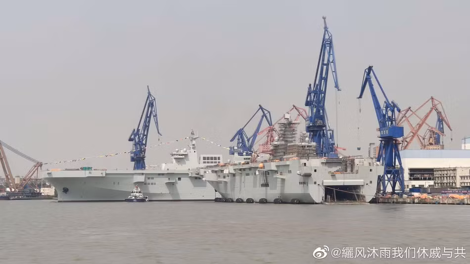 Tại nhà máy đóng tàu Hỗ Đông Trung Hoa hôm 22/4 vừa qua, tàu đổ bộ tấn công Type 075 thứ hai của Trung Quốc đã được nước này cho hạ thuỷ. Nguồn ảnh: QQ.