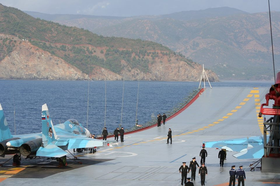 Tới tháng 2/2017, tàu sân bay Kuznetsov quay trở về Nga. Ngay sau đó, Kuznetsov được đưa vào ụ nổi để cải tiến, nâng cấp. Sau quá trình nâng cấp, dự kiến tàu Kuznetsov sẽ phục vụ được Hải quân Nga thêm 25 năm nữa. Tuy nhiên quá trình nâng cấp, sửa chữa này đã gặp quá nhiều trắc trở. Tàu sân bay Kuznetsov của Nga hiện tại thậm chí được ví như một "thảm họa" bởi liên tục gặp trục trặc, hỏa hoạn với phần thiệt hại khổng lồ. Nguồn ảnh: Almasdarnews.