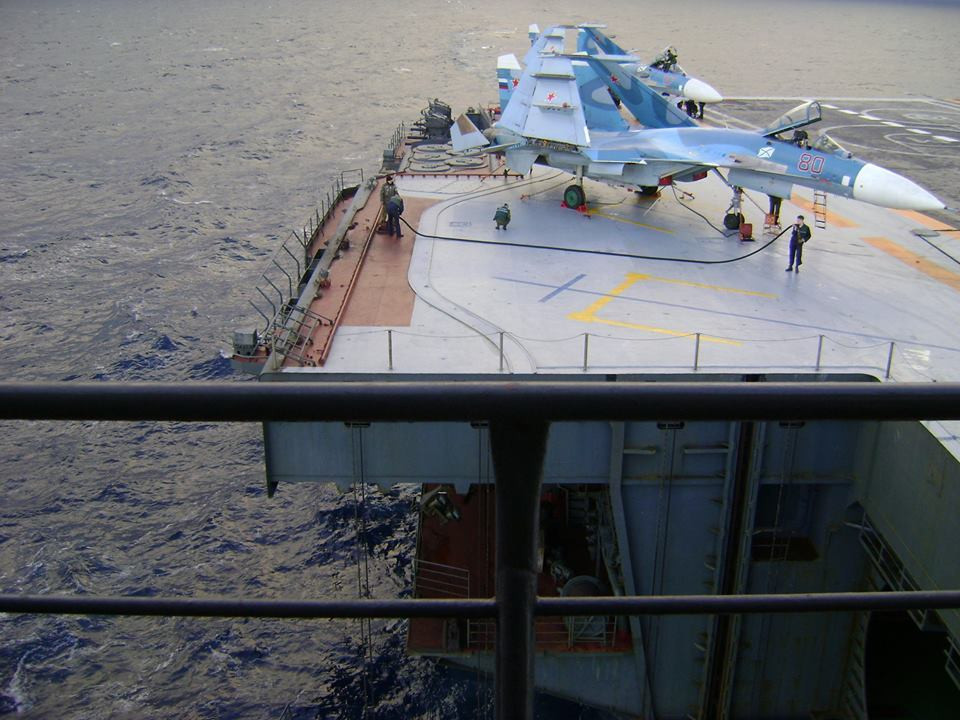 Nhiều thông tin cho rằng số lượng chiến đấu cơ được huy động lên tàu Kuznetsov ít hơn so với thiết kế lý thuyết của tàu đơn giản là do Nga thiếu phi công tiêm kích hải quân. Nguồn ảnh: Almasdarnews.