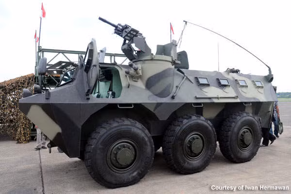 Tính tới năm 2019, Indonesia đã sản xuất được 400 xe thiết giáp loại này, tất cả đều được trang bị súng máy 12,7mm hoặc pháo tự động 40mm. Thậm chí, phiên bản APS-3 Mortar Carrier của nước này còn được trang bị pháo cối 81mm, biến nó thành một khẩu cối tự hành. Nguồn ảnh: Pinterest.