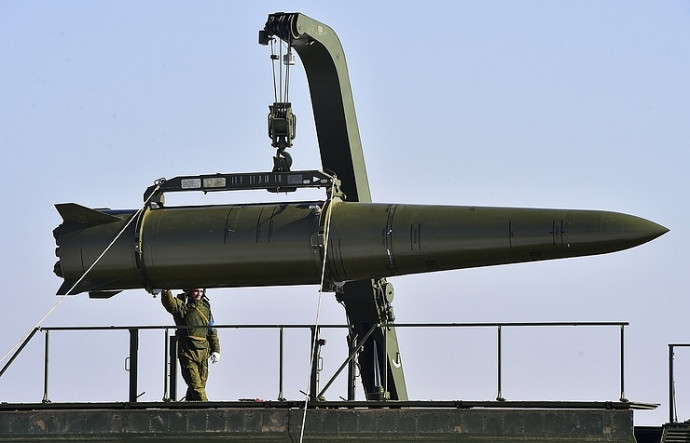 Việc nhiều quốc gia cùng sở hữu một loại vũ khí có sức công phá tương đương nhau sẽ tạo ra thế cân bằng, khiến các bên không bên nào dám "động thủ" trước khi xảy ra căng thẳng vì có thể bị giáng đòn trả đũa tương đương bất cứ lúc nào. Nguồn ảnh: Pinterest.