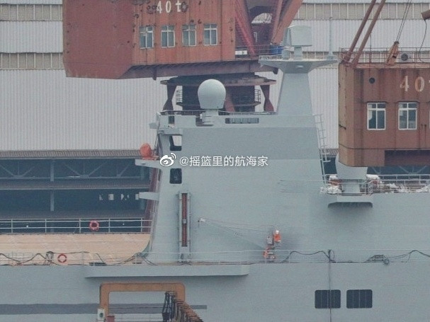 Với tốc độ đóng tàu nhanh kỷ lục, tàu đổ bộ tấn công Type 075 thứ nhất của Trung Quốc đã được hạ thuỷ hồi tháng 9/2019 vừa rồi. So với những tàu quân sự cùng trọng tải, Type 075 là loại tàu có tốc độ hoàn thiện nhanh nhất. Nguồn ảnh: Sina.