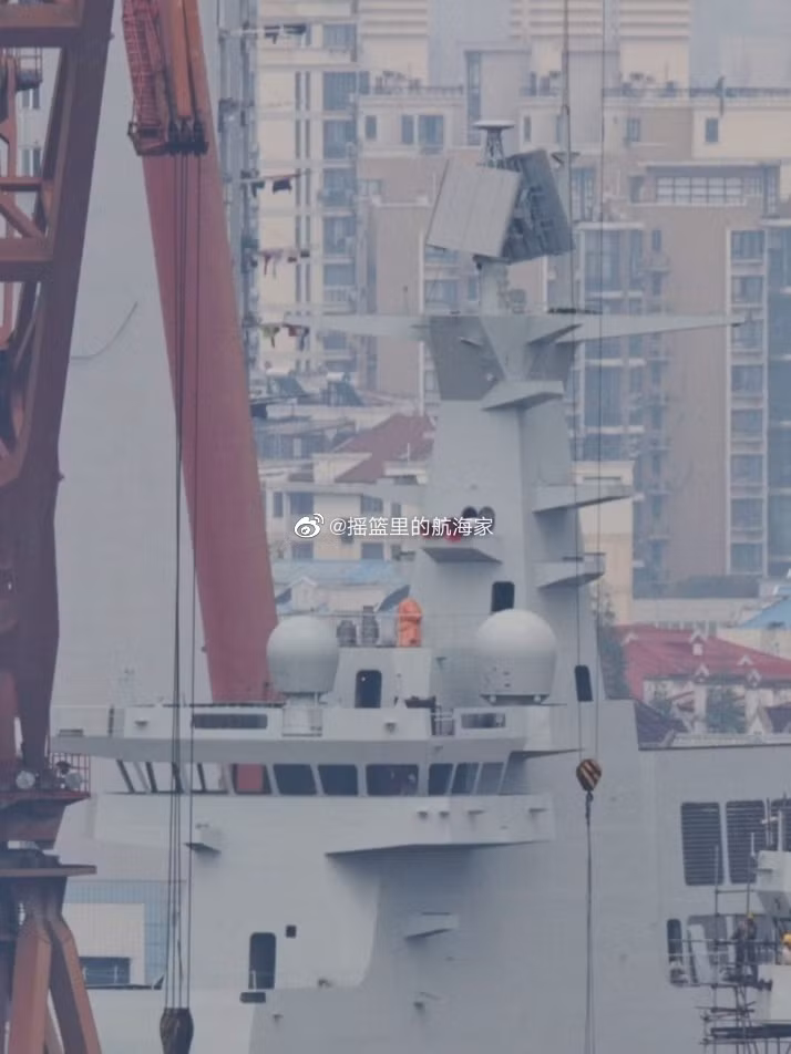 Nếu so sánh về kích thước và tải trọng, lớp tàu đổ bộ Type 075 của Trung Quốc còn lớn hơn cả tàu đổ bộ lớp Canberra của Australia và tàu Mistral của Pháp. Nguồn ảnh: Sina.