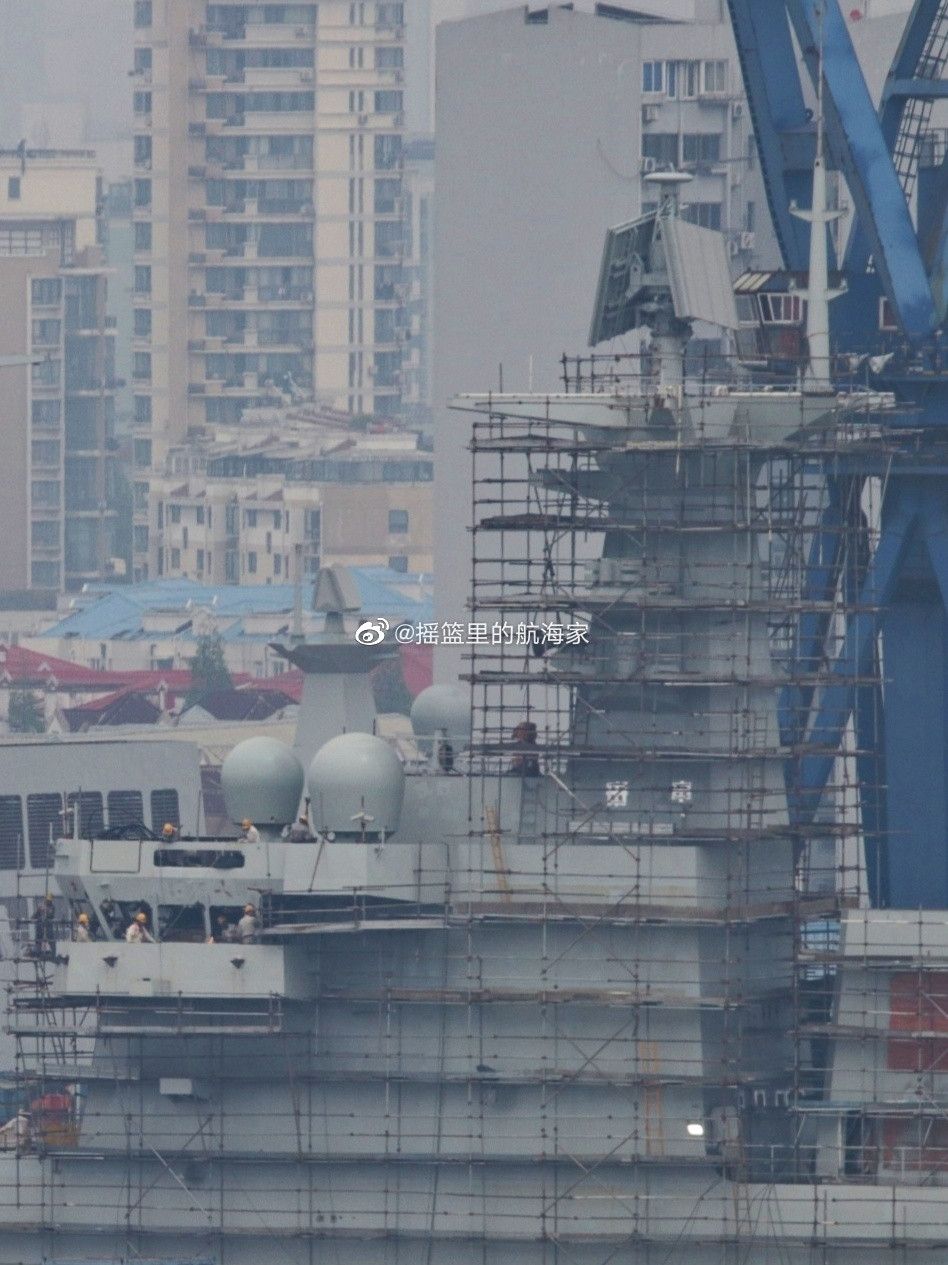 Được đóng tại nhà máy đóng tàu Hỗ Đông Trung Hoa ở Thượng Hải, tàu đổ bộ tấn công Type 075 thứ hai của Trung Quốc được dự kiến sẽ phục vụ trong hạm đội Đông hải của Hải quân Trung Quốc. Nguồn ảnh: Sina.